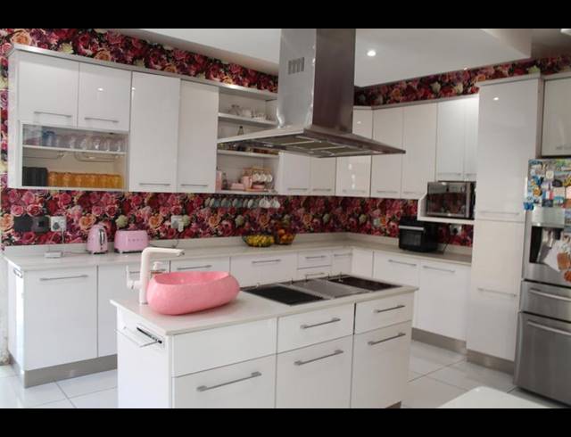 8 BEDROOM HOUSE FOR SALE IN SOUTH KENSINGTON